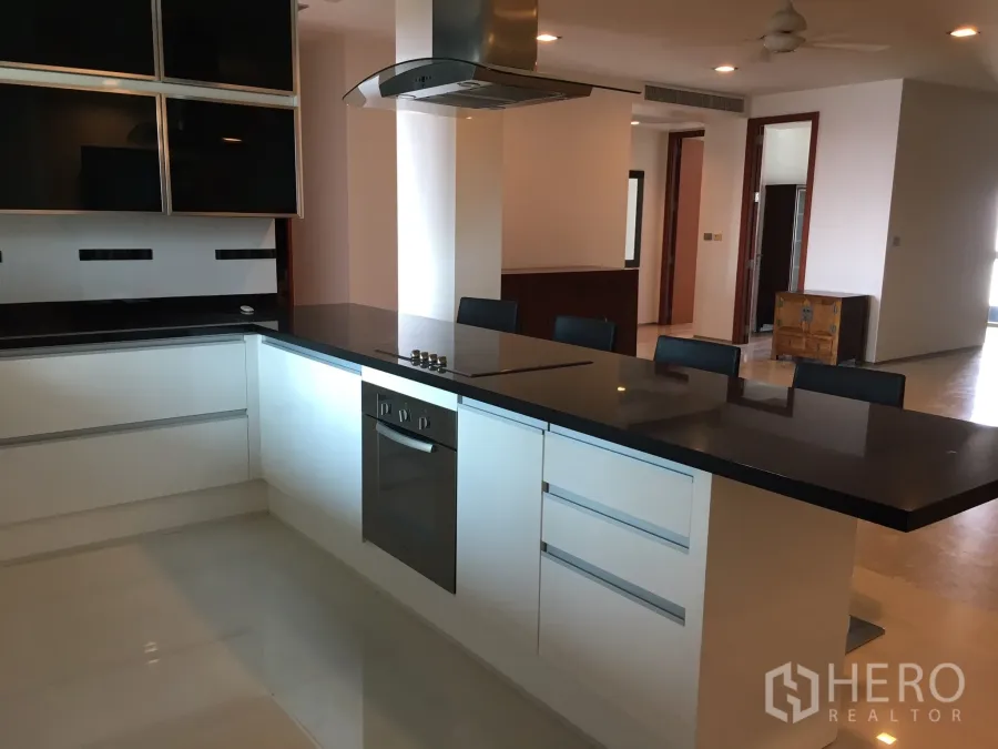 คอนโด ให้เช่าในKhlong Toei, Bangkok - ครัวยุโรปแบบเปิดพร้อมเกาะกลางท็อปหินและเตาอบบิวท์อิน