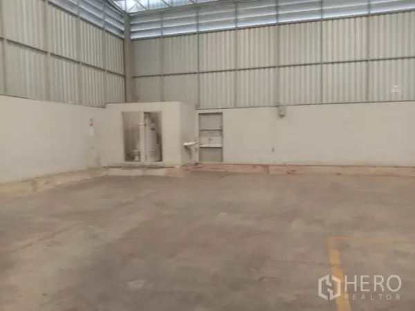 货栈 出租在Lat Krabang, Bangkok - 仓库内角落，设有卫生间与洗手池。