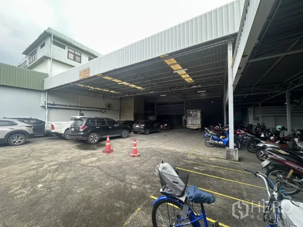 คลังสินค้า ให้เช่าในYan Nawa, Bangkok - พื้นที่ขนถ่ายสินค้ามีหลังคาคลุม พร้อมที่จอดรถและมอเตอร์ไซค์เรียงเป็นแถว