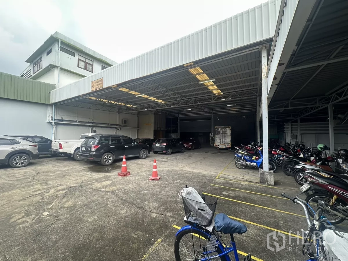 คลังสินค้า ให้เช่าในYan Nawa, Bangkok - พื้นที่ขนถ่ายสินค้ามีหลังคาคลุม พร้อมที่จอดรถและมอเตอร์ไซค์เรียงเป็นแถว