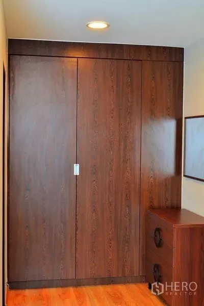 คอนโด ให้เช่าในPhaya Thai, Bangkok - ตู้บิวท์อินลายไม้สีเข้มตามทางเดิน พร้อมไฟส่องสว่าง