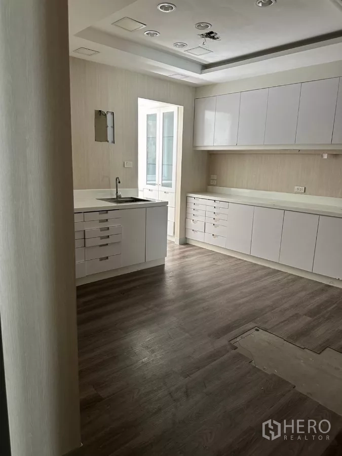 อาคารพาณิชย์ ขายในWatthana, Bangkok - ห้องทำงานกว้าง ตู้บิวท์อินสีขาว ไฟฝังฝ้า พื้นลายไม้.