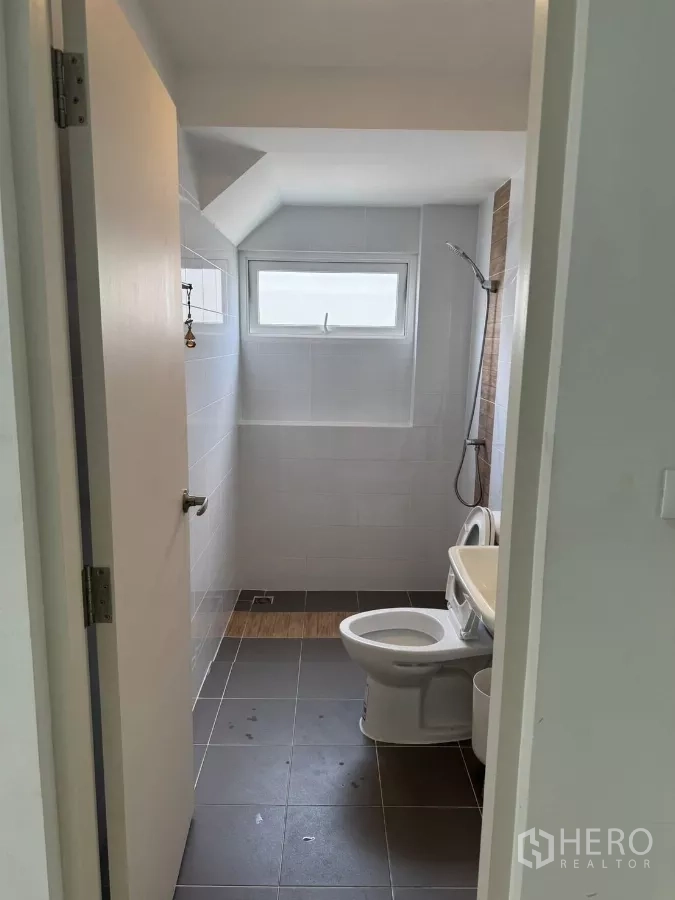 Detached House for rent in Bang Phli, Samut Prakan - Upper-floor bathroom with window, shower and standard sanitary ware.