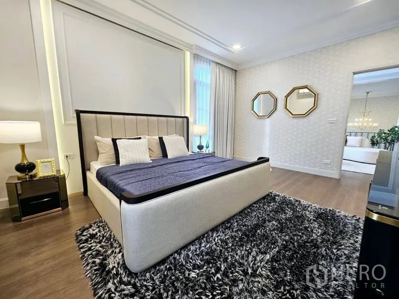 บ้าน ให้เช่าหรือขายในSaphan Sung, Bangkok - ห้องนอนสไตล์โมเดิร์น เตียงหุ้มบุ พรมขนฟู และแสงไฟอบอุ่น