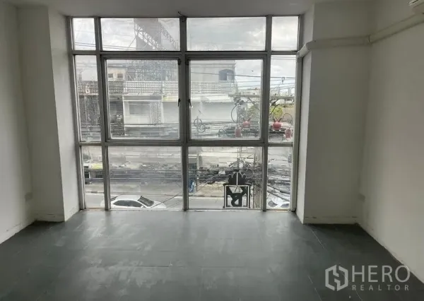 อาคารพาณิชย์ ให้เช่าในKhlong Toei, Bangkok - ห้องสว่างมีหน้าต่างบานใหญ่ติดถนน และพื้นกระเบื้องสีเทา
