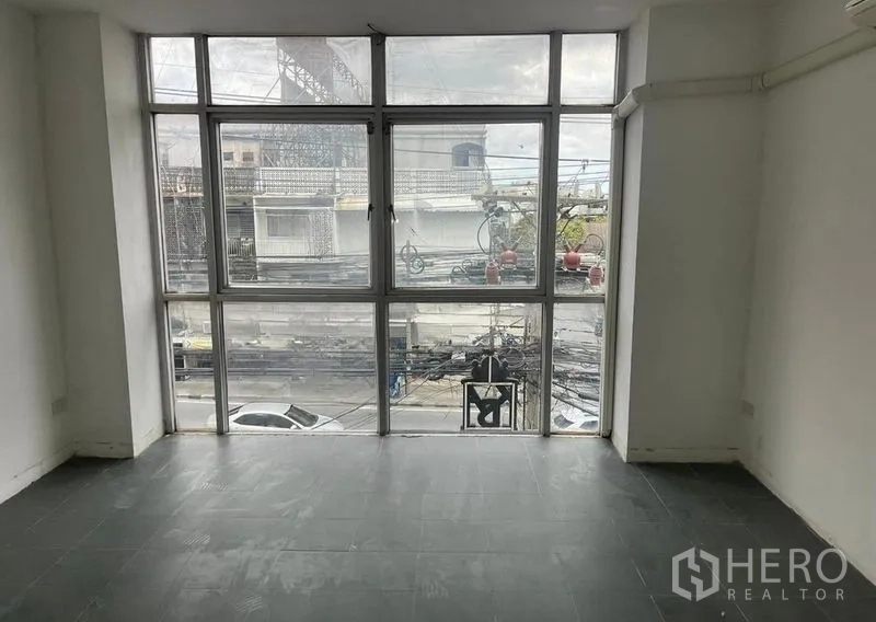 อาคารพาณิชย์ ให้เช่าในKhlong Toei, Bangkok - ห้องสว่างมีหน้าต่างบานใหญ่ติดถนน และพื้นกระเบื้องสีเทา