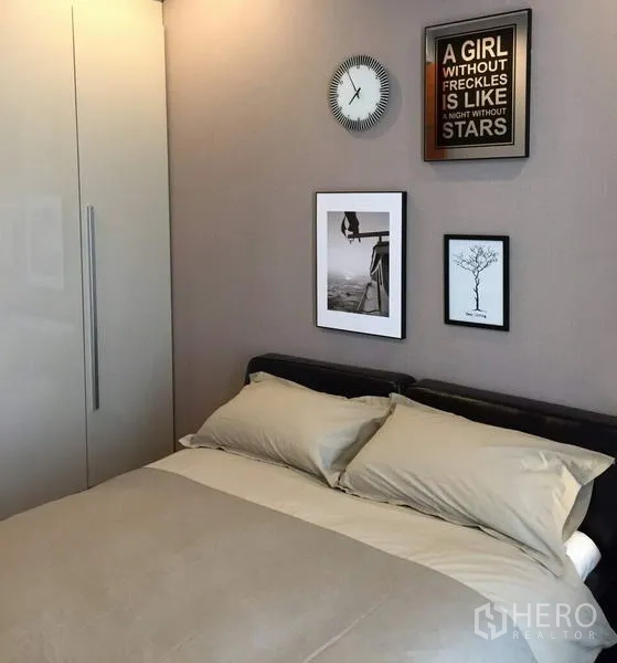 คอนโด ให้เช่าในKhlong Toei, Bangkok - ห้องนอนรอง เตียงคู่ ตู้เสื้อผ้าบิวต์อิน และกรอบรูปตกแต่งผนังโทนสุภาพ