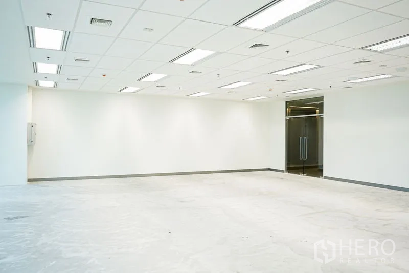 สำนักงาน ให้เช่าในBang Na, Bangkok - พื้นที่ทำงานโล่ง ผนังสีขาว เพดานกระเบื้อง และประตูกระจกคู่ทางเข้า