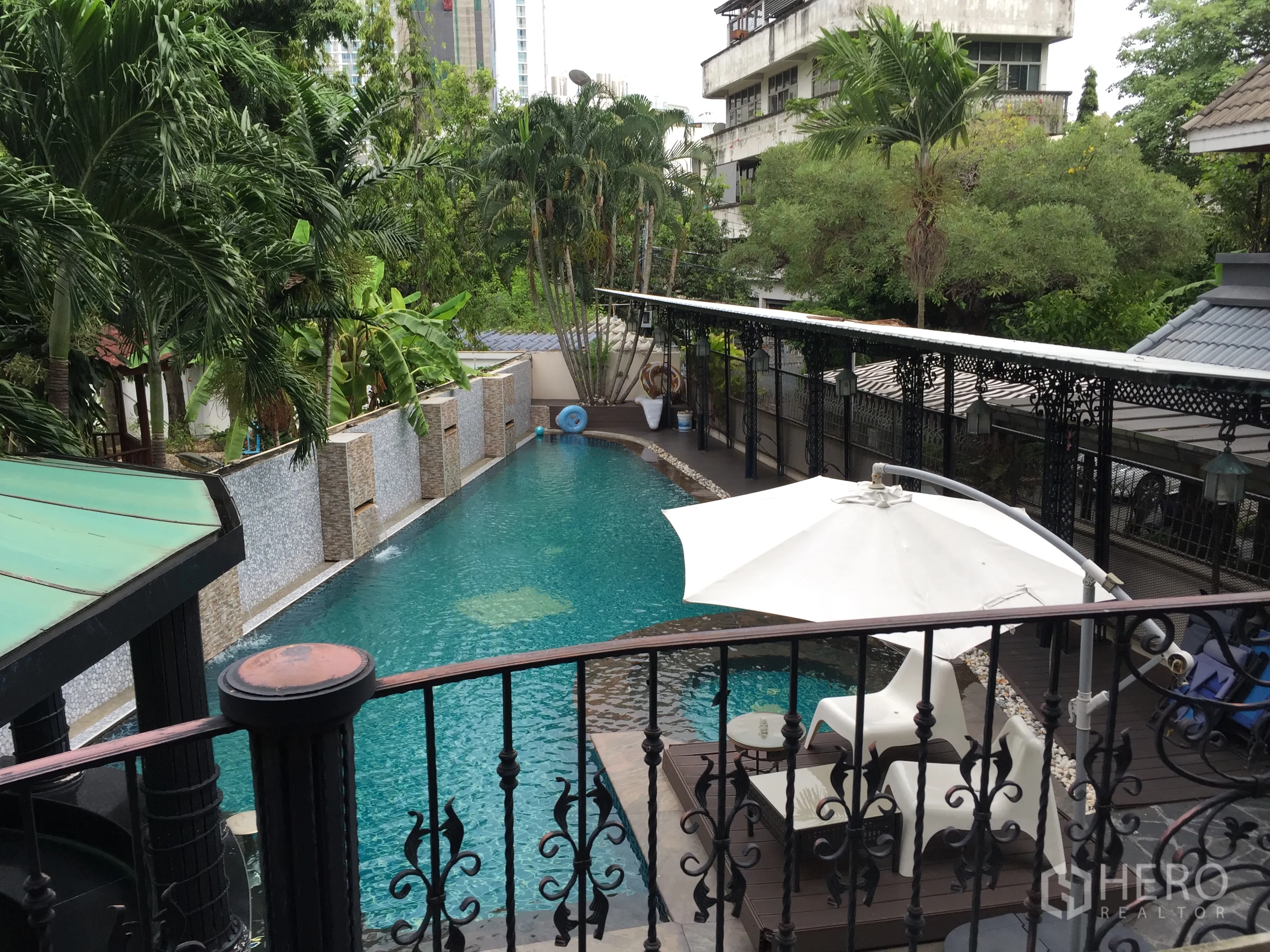 คอนโด ให้เช่าในKhlong Toei, Bangkok - สระว่ายน้ำกลางแจ้งรายล้อมด้วยต้นปาล์ม เก้าอี้อาบแดดและร่มชายหาด