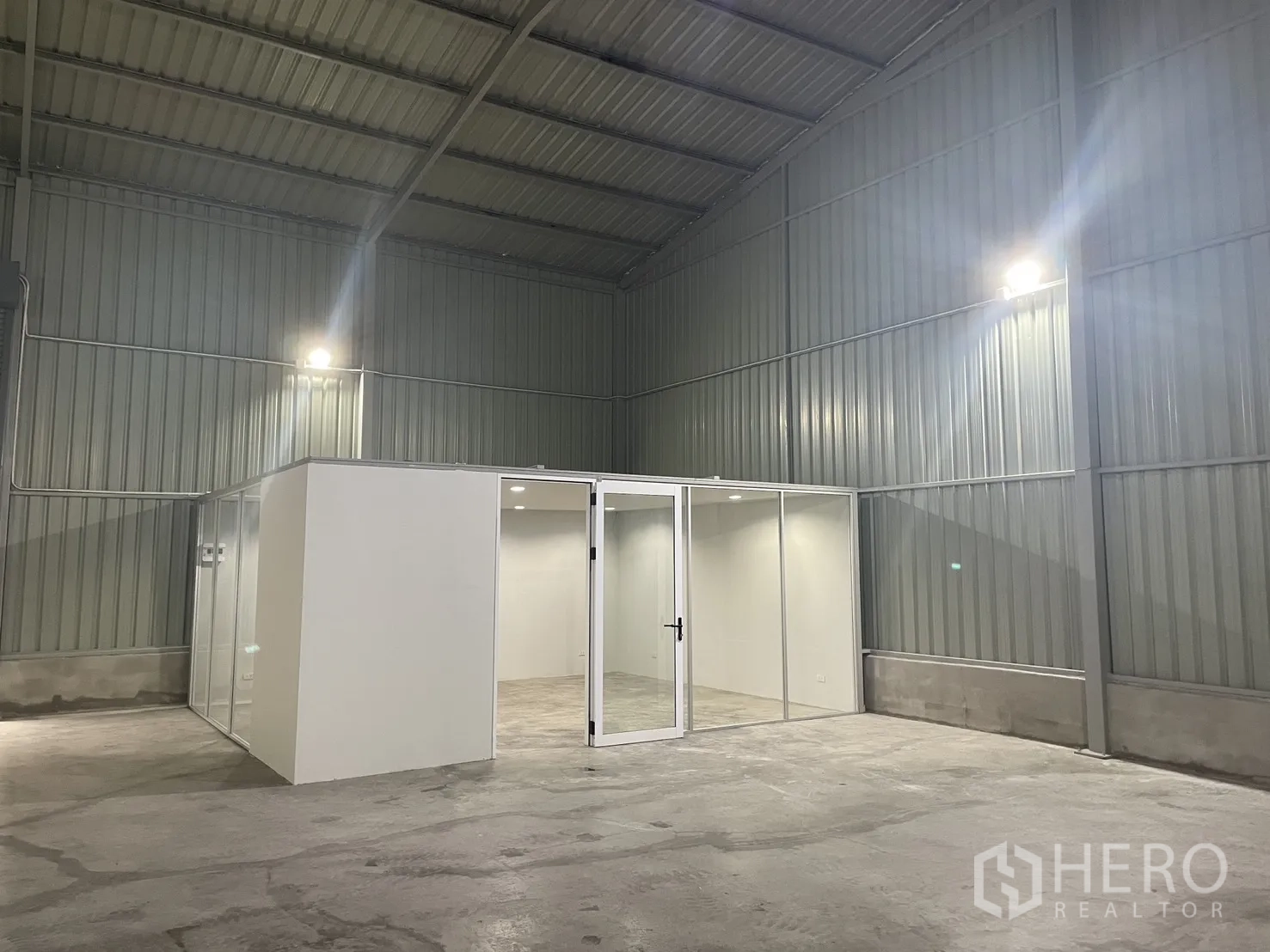 โรงงาน for rent in Mueang Samut Prakan, Samut Prakan - ห้องสำนักงานหรือคลีนรูมกั้นกระจกภายในโรงงานพร้อมไฟส่องสว่าง