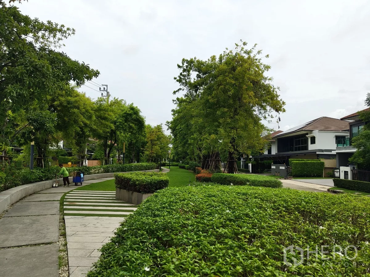 Detached House for sale in Bang Kapi, Bangkok - Shaded communal garden featuring a curved footpath and lush landscaping.