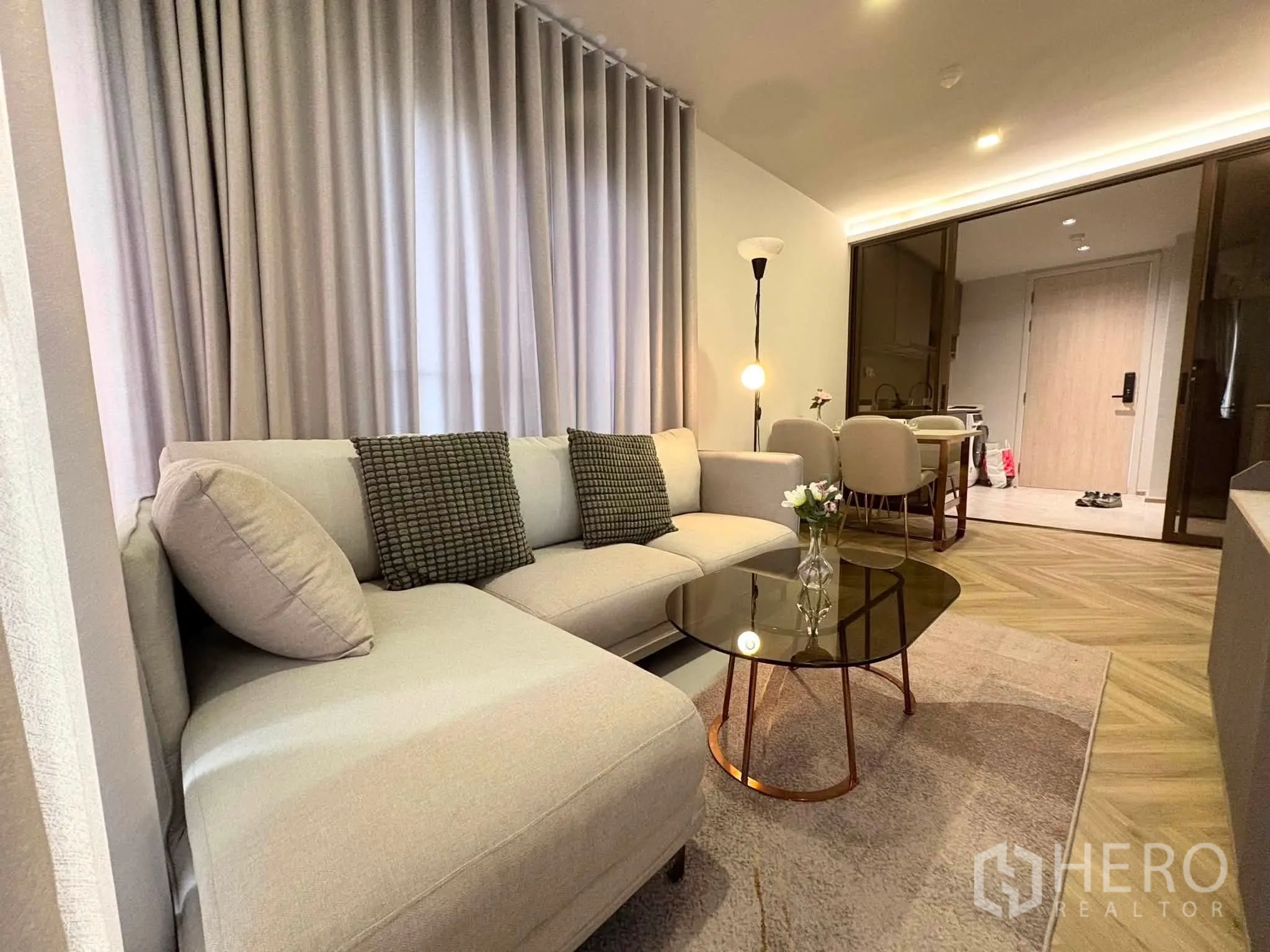 คอนโด for rent in Watthana, Bangkok - มุมนั่งเล่นพร้อมโซฟาเข้ามุม โต๊ะกลาง และไฟส่องนุ่มนวล