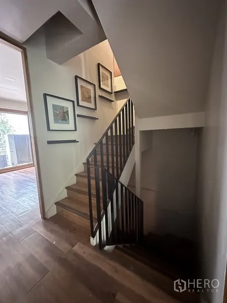 带办公室的家 出租在Watthana, Bangkok - 楼梯间，木质踏步与黑色金属扶手。