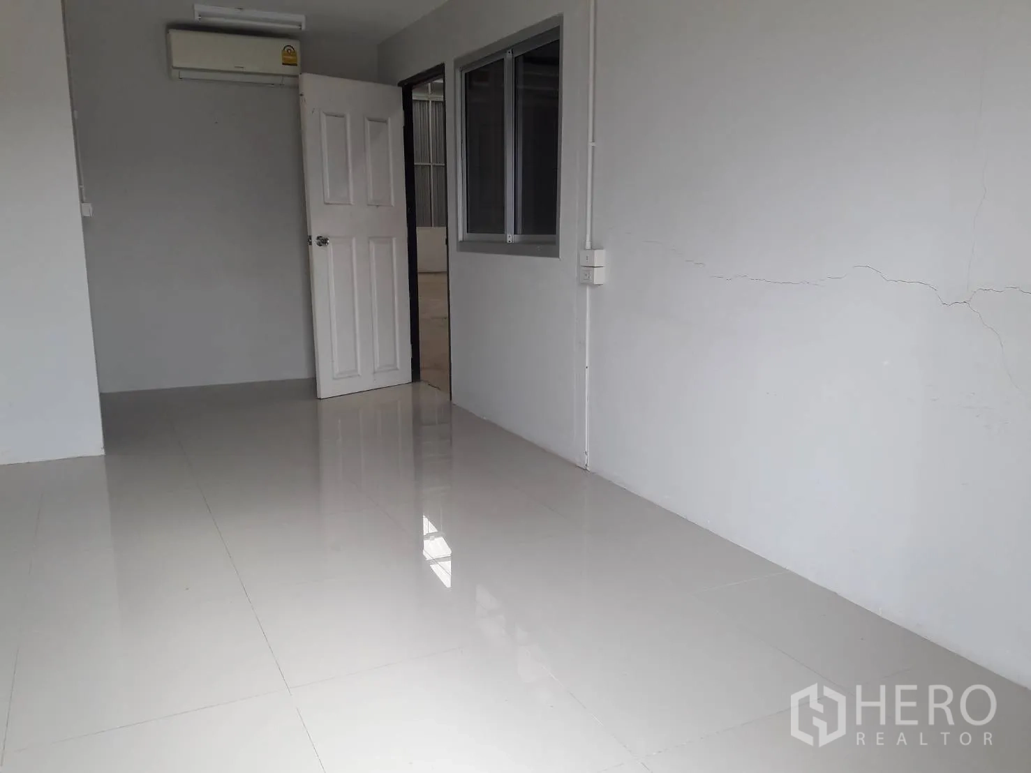 货栈 出租或出售在Khlong Luang, Pathum Thani - 带空调的办公室，白色地砖，可透视仓库。