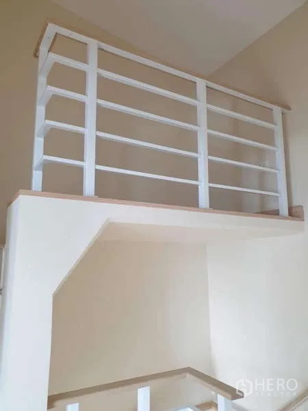 ทาวน์เฮาส์ ให้เช่าหรือขาย - โถงบันไดพร้อมราวกันตกสีขาว