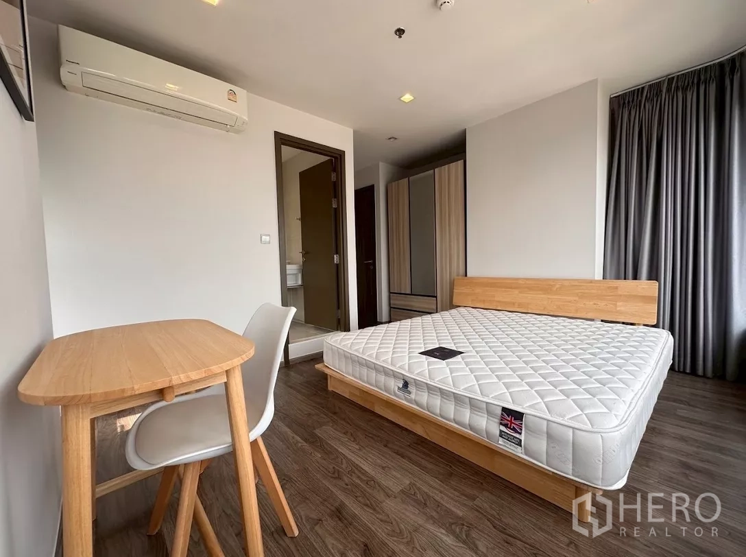 คอนโด ให้เช่าในChatuchak, Bangkok - ห้องนอนใหญ่มีประตูเข้าส้วมในตัว พร้อมโต๊ะทำงานและตู้เสื้อผ้า