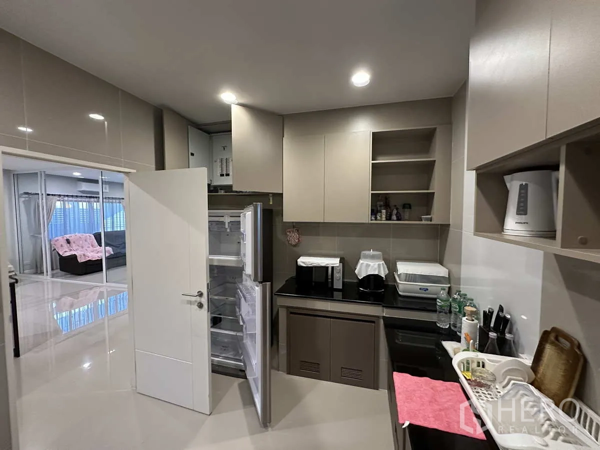 บ้าน ให้เช่าหรือขายในLam Luk Ka, Pathum Thani - ครัวไทยแยกเป็นสัดส่วน ตู้เก็บของและเคาน์เตอร์ใช้งานสะดวก พร้อมตู้เย็น.