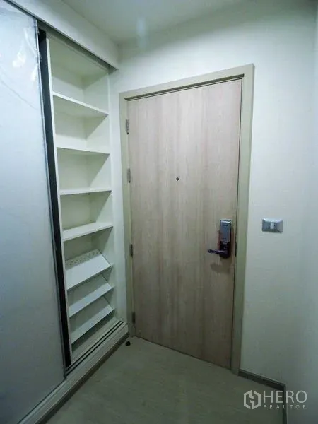 คอนโด ให้เช่าในKhlong Toei, Bangkok - โถงทางเข้าพร้อมประตูไม้และชั้นวางของบิวท์อินข้างประตู