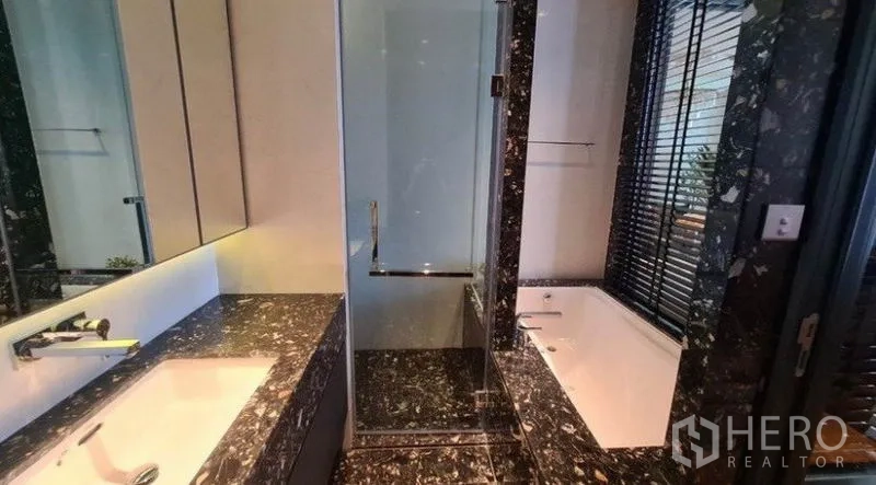 คอนโด ให้เช่าในKhlong Toei, Bangkok - ห้องน้ำโมเดิร์น เคาน์เตอร์หินอ่อนสีดำ ฝักบัวกระจก และอ่างอาบน้ำแยกริมหน้าต่าง