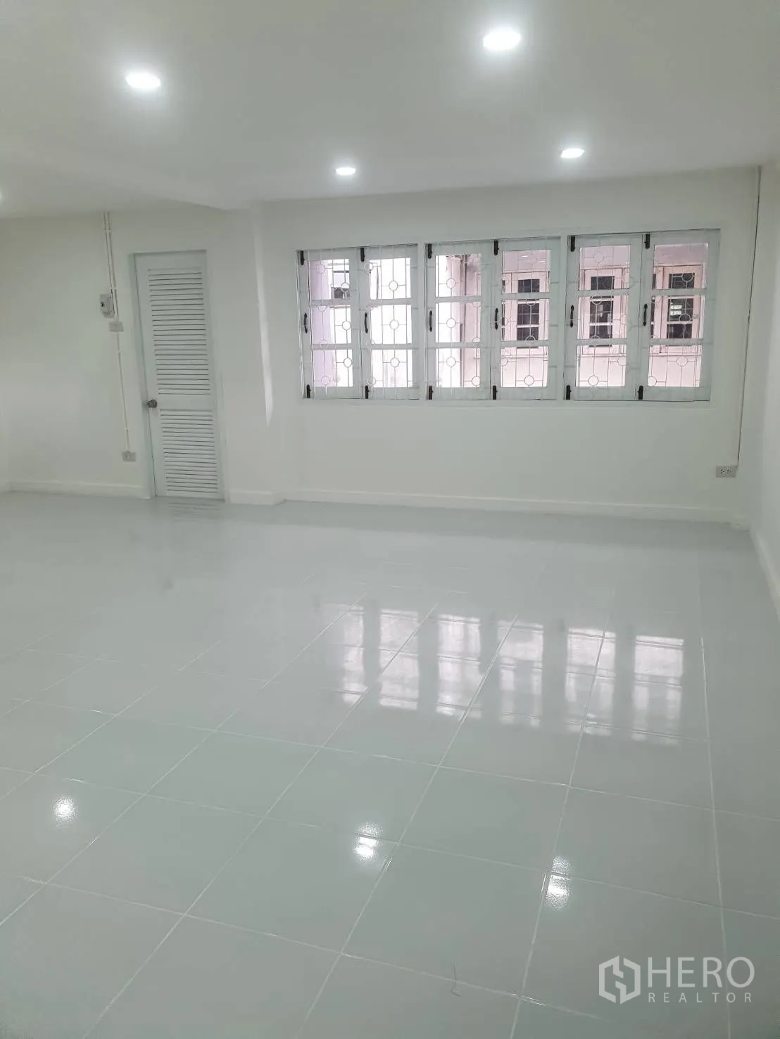 Property Image #2 for property HRE01018