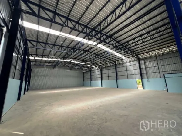 货栈 出租在Lat Krabang, Bangkok - 全新仓库内部，钢结构高挑屋顶，天窗采光与平整混凝土地面。