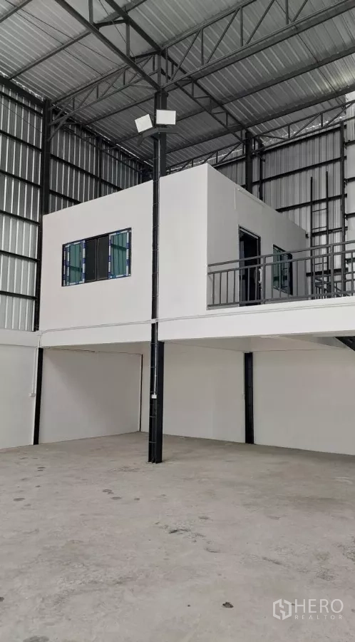 货栈 出租在Khlong Toei, Bangkok - 仓内夹层办公室，设护栏与楼梯。