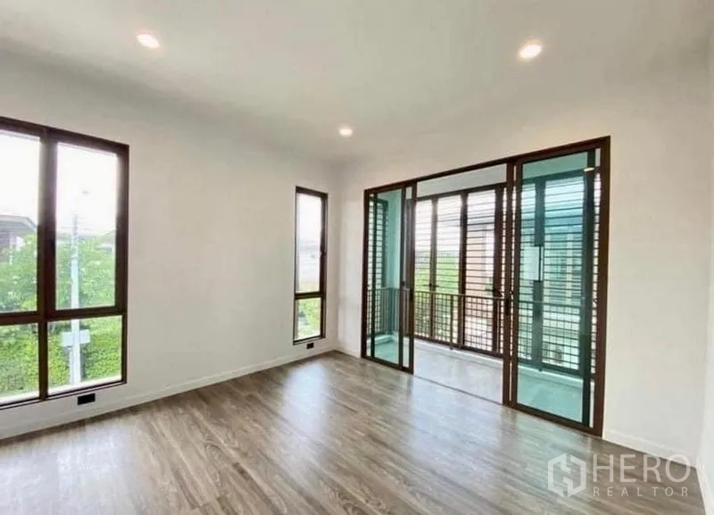 บ้าน ขายในBang Kapi, Bangkok - ห้องชั้นบน พื้นไม้ ประตูกระจกออกสู่ระเบียงพร้อมระแนงบังแดด