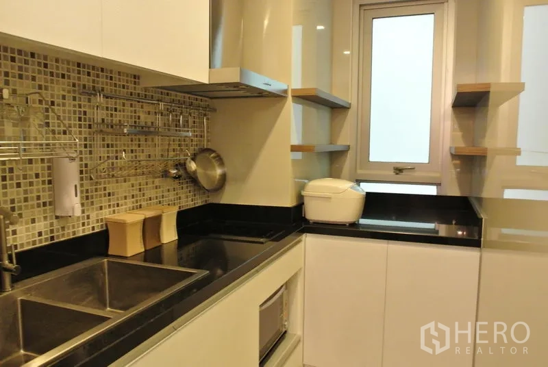 คอนโด ให้เช่าหรือขายในWatthana, Bangkok - ครัวสไตล์โมเดิร์น ผนังกระเบื้องโมเสก เคาน์เตอร์หินสีดำ อ่างล้างจานคู่ และหน้าต่างรับแสง