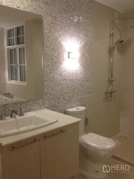 Townhouse for rent in Watthana, Bangkok - Bright bathroom with mosaic tile wall, vanity and shower in a Watthana townhouse.