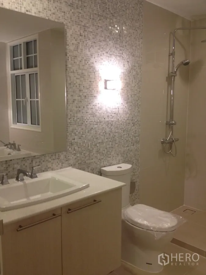 联排别墅 出租在Watthana, Bangkok - 明亮浴室，马赛克墙面、洗手台与淋浴，瓦他那区联排别墅。