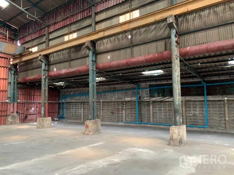 คลังสินค้า ให้เช่าในBang Kho Laem, Bangkok - ช่วงด้านข้างโกดัง มีเสาเหล็ก คาน และท่อสาธารณูปโภคสีน้ำเงิน