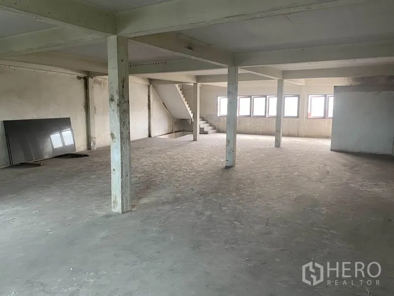 店屋 出租在Yan Nawa, Bangkok - 大面积开放楼层，混凝土柱与充足可用面积。