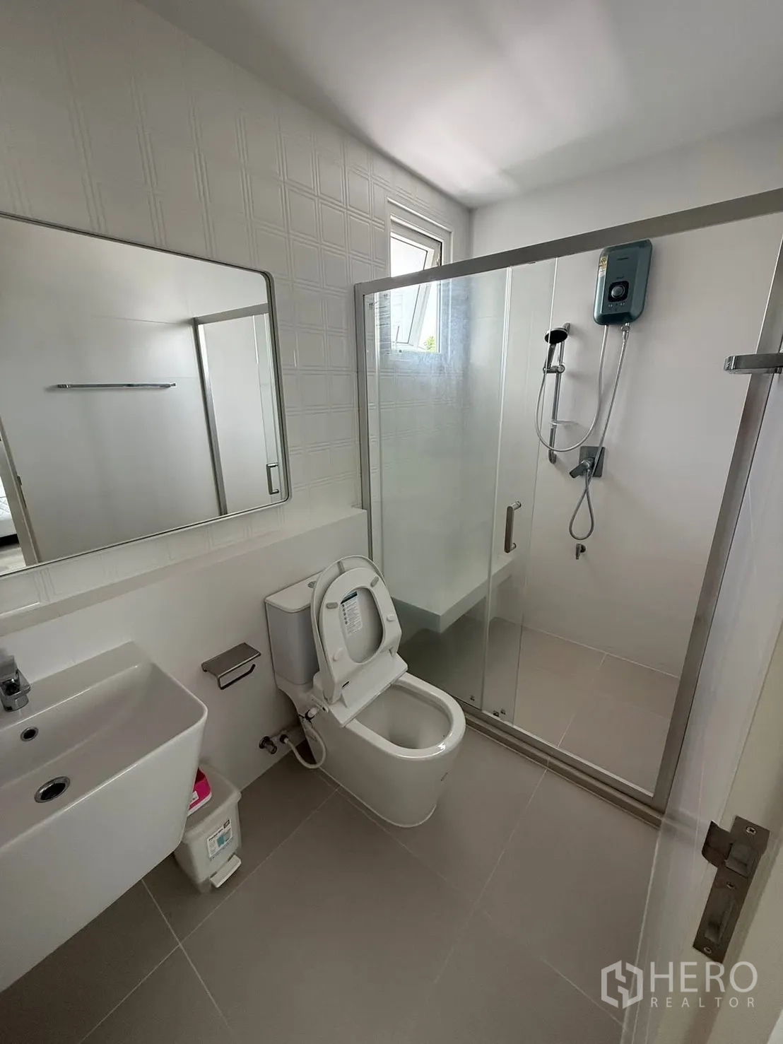 独栋房屋 for rent in Bang Phli, Samut Prakan - 现代卫浴，带玻璃淋浴房、坐便、洗手盆与热水器。