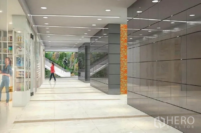 สำนักงาน ให้เช่าในRatchathewi, Bangkok - โถงค้าปลีกภายในอาคาร ผนังแผ่นเงา หน้าร้านกระจก และบันไดเลื่อนไปชั้นบน