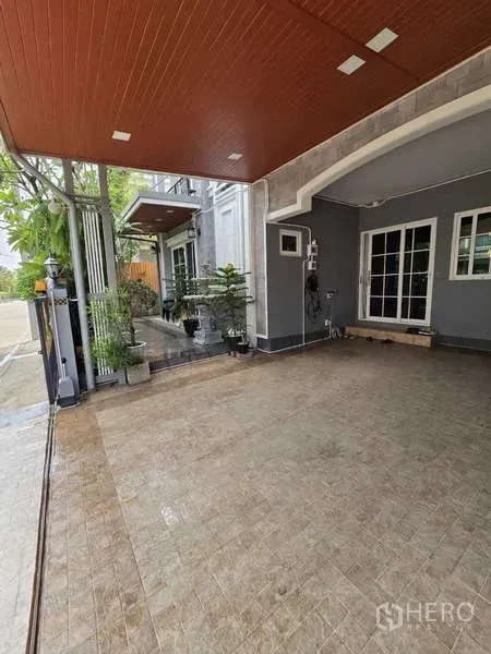 Detached House for rent in Thanyaburi, Pathum Thani - Spacious covered driveway with gate, tiled flooring and access to the main entrance.
