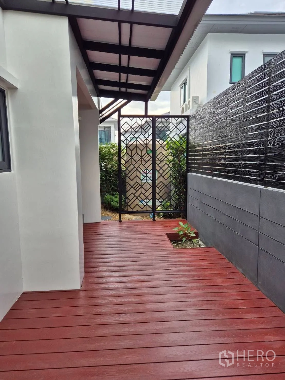 บ้าน ขายในBang Kruai, Nonthaburi - ดาดระเบียงด้านข้างมุงหลังคา พื้นไม้สีแดง และประตูเหล็กลาย