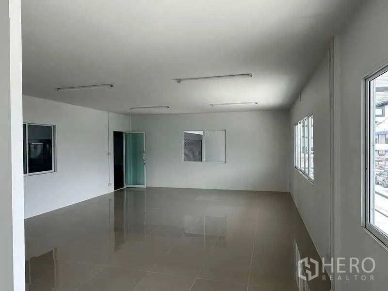 คลังสินค้า ให้เช่าในSamut Prakan - ออฟฟิศชั้นสองพร้อมหน้าต่างรอบด้าน พื้นกระเบื้องเงา และไฟเพดาน