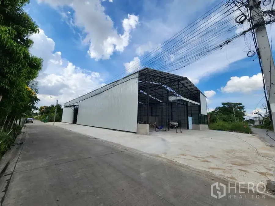 Warehouse for rent in Pak Kret, Nonthaburi - Modern steel-frame warehouse with large concrete yard on a quiet road in Pak Kret.