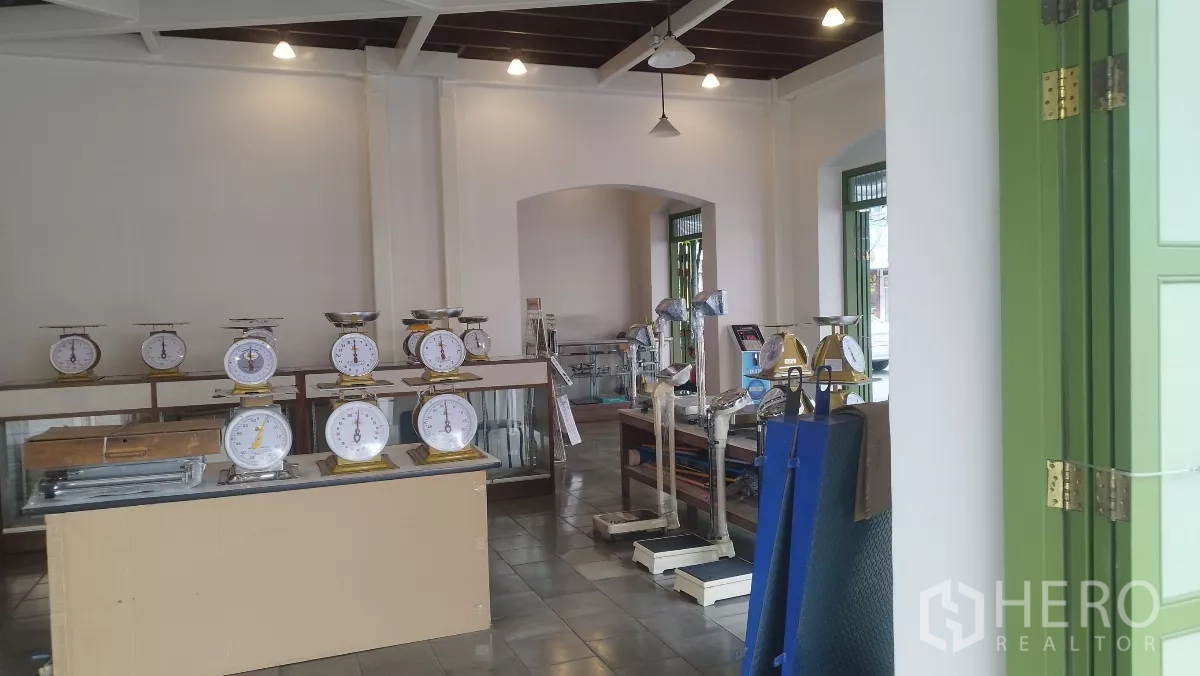 零售空间 出租在Bangkok - 通往后场的过道，大窗与设备区布局清晰。