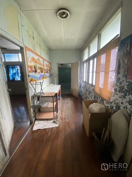 บ้าน ให้เช่าในKhlong Toei, Bangkok - ทางเดินชั้นบนมีหน้าต่าง พื้นไม้ และโต๊ะทำงานขนาดกะทัดรัด