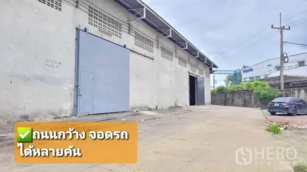 คลังสินค้า ให้เช่าในMueang Samut Sakhon, Samut Sakhon - ด้านหน้าโกดัง เมืองสมุทรสาคร ประตูสไลด์เหล็กขนาดใหญ่ ถนนกว้างจอดรถได้หลายคัน