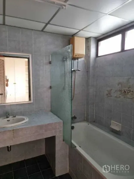 ทาวน์เฮาส์ ให้เช่าในWang Thonglang, Bangkok - ห้องน้ำปูกระเบื้องพร้อมอ่างอาบน้ำ ฉากกั้นกระจก เคาน์เตอร์อ่างล้างหน้าและหน้าต่าง