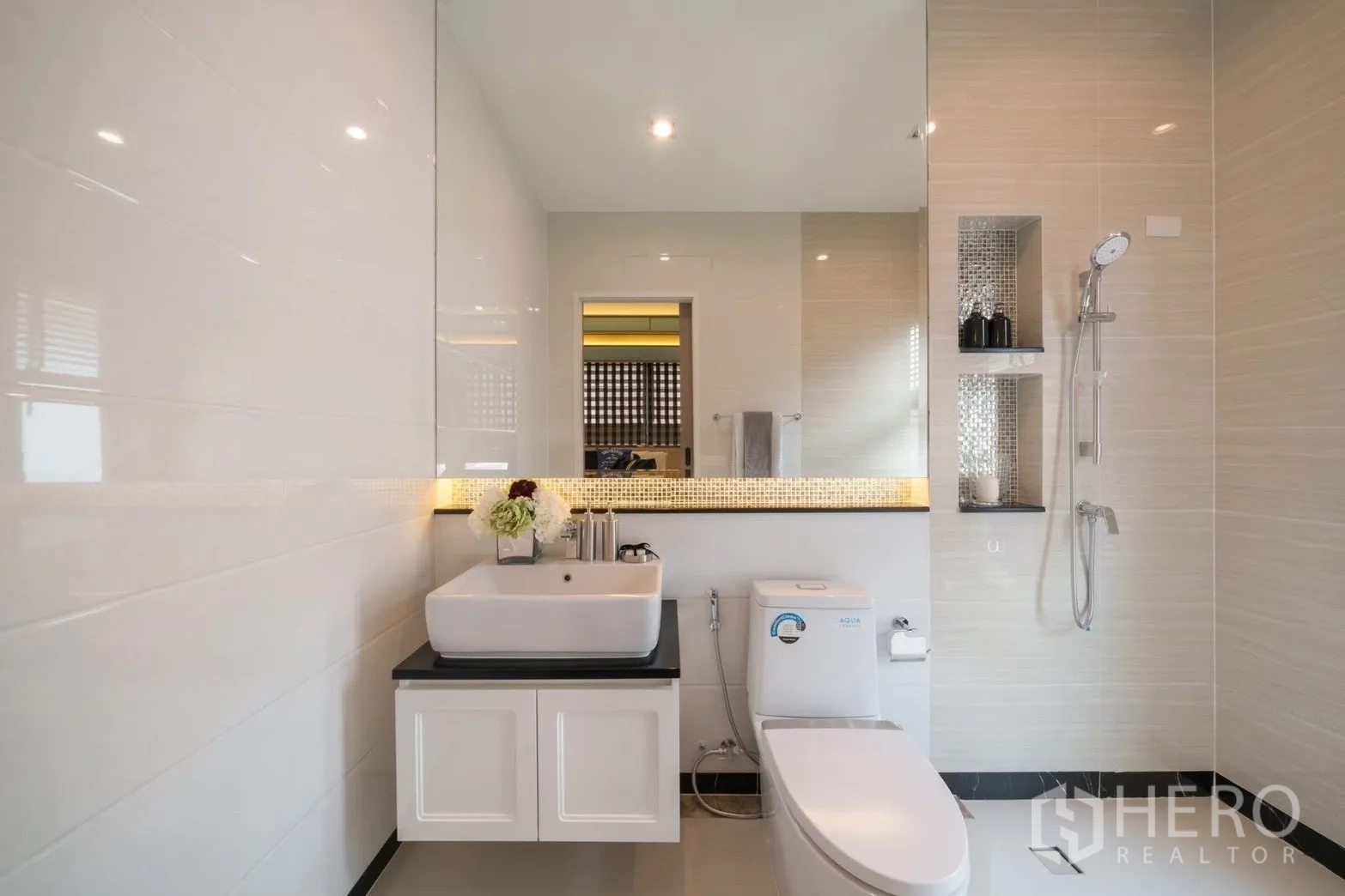 บ้าน ให้เช่าในPrawet, Bangkok - ห้องน้ำสมัยใหม่พร้อมส่วนอาบน้ำแบบฝักบัว โต๊ะลอย และกระจกบานใหญ่