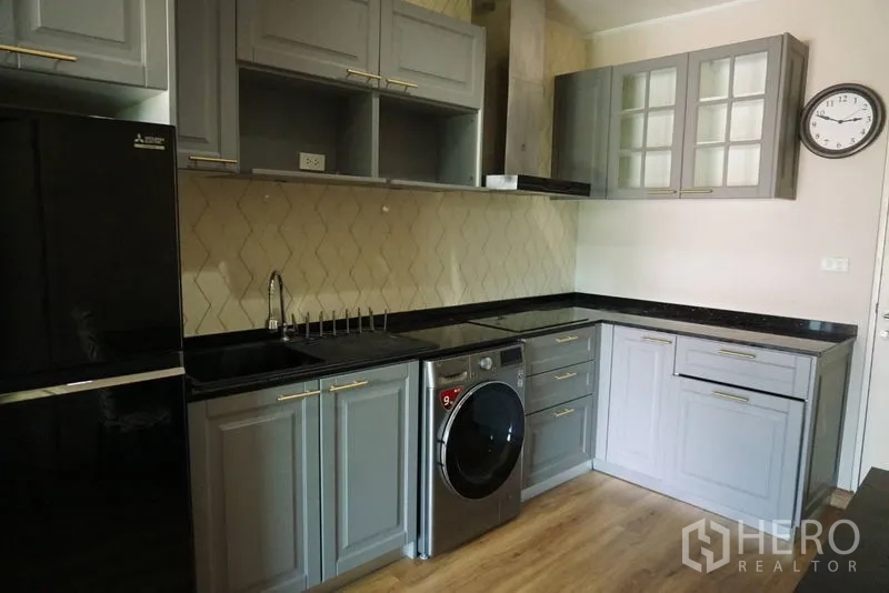 คอนโด ขายในKhlong Toei, Bangkok - ครัวรูปตัวแอลตู้สไตล์เชคเกอร์ เตา ดูดควัน และเครื่องซักผ้า