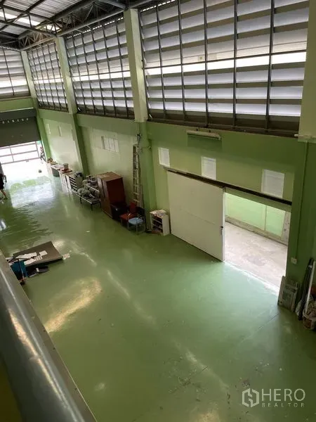 货栈 出租在Khan Na Yao, Bangkok - 高挑库区，设通风百叶、环氧地坪及宽大的卷闸出入口。