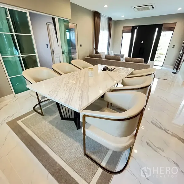 บ้าน ให้เช่าหรือขายในBang Khen, Bangkok - พื้นที่รับประทานอาหารและนั่งเล่นแบบเปิด พร้อมประตูกระจกเลื่อนและพื้นเงา