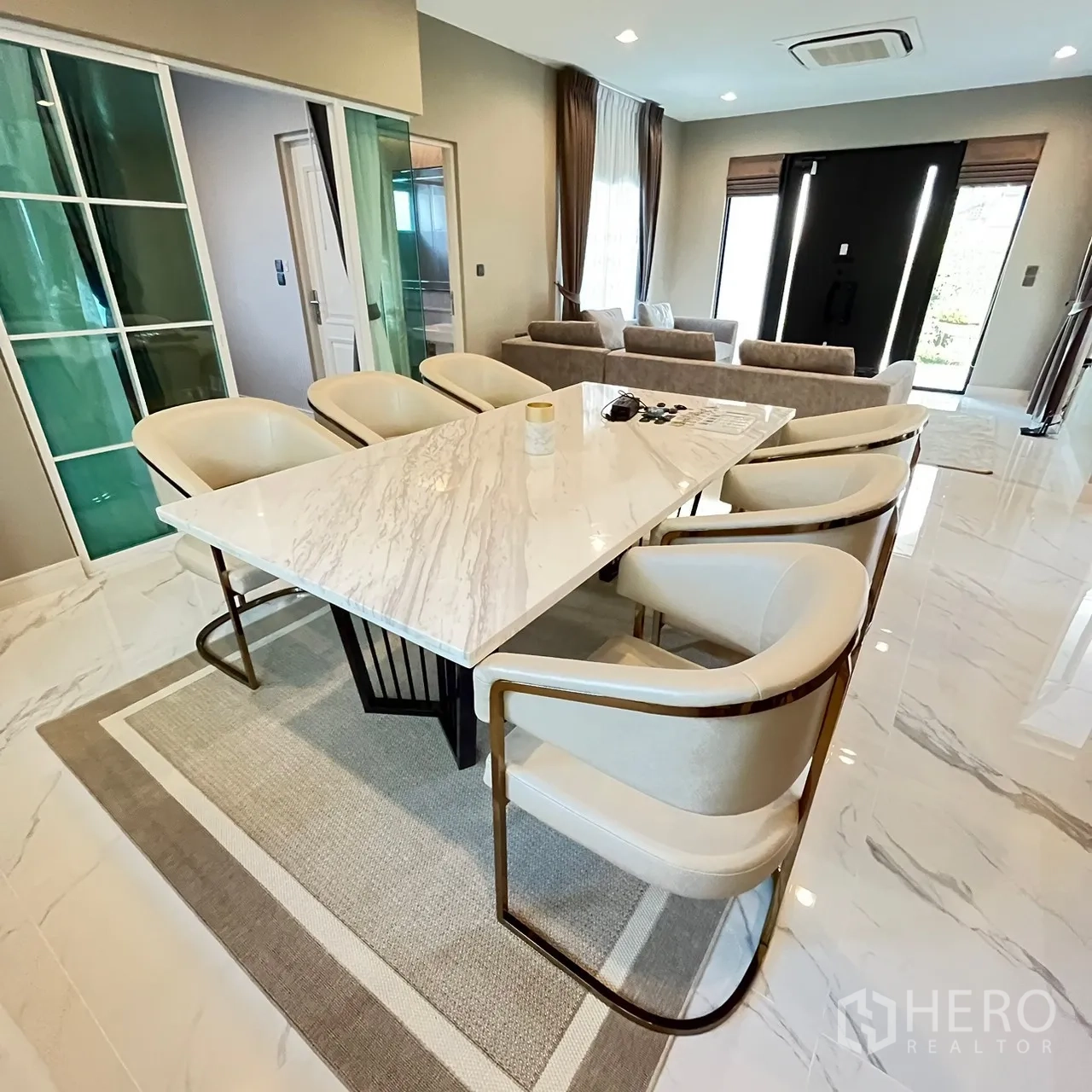 บ้าน ให้เช่าหรือขายในBang Khen, Bangkok - พื้นที่รับประทานอาหารและนั่งเล่นแบบเปิด พร้อมประตูกระจกเลื่อนและพื้นเงา