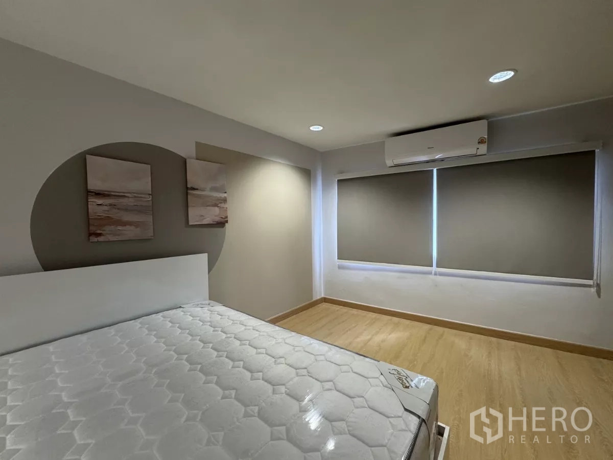 Detached House for rent - Bright bedroom with large window and new mattress.