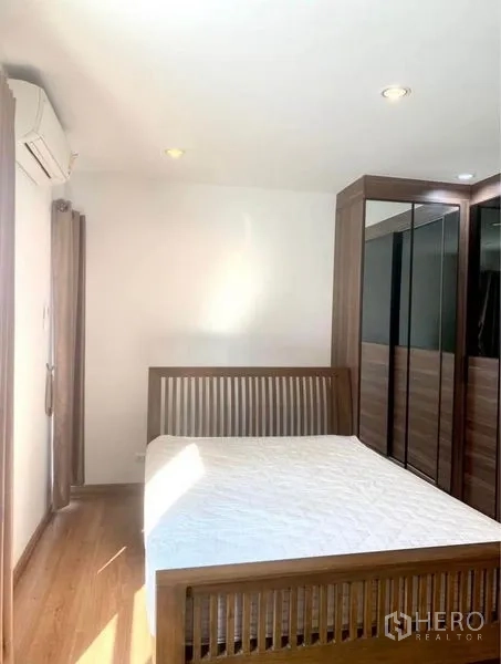 ทาวน์เฮาส์ ให้เช่าในSuan Luang, Bangkok - ห้องนอนที่สอง เตียงไม้ ตู้เสื้อผ้าบิวท์อิน และแอร์