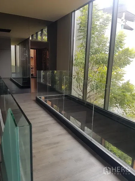 零售空间 出租在Khlong Toei, Bangkok - 二层走廊，落地窗与玻璃栏杆，可眺望绿植。